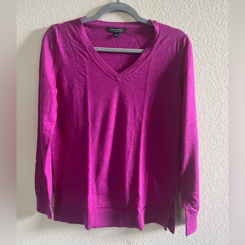 Banana Republic V neck Marino Wool Sweater - Size M - Fuschia